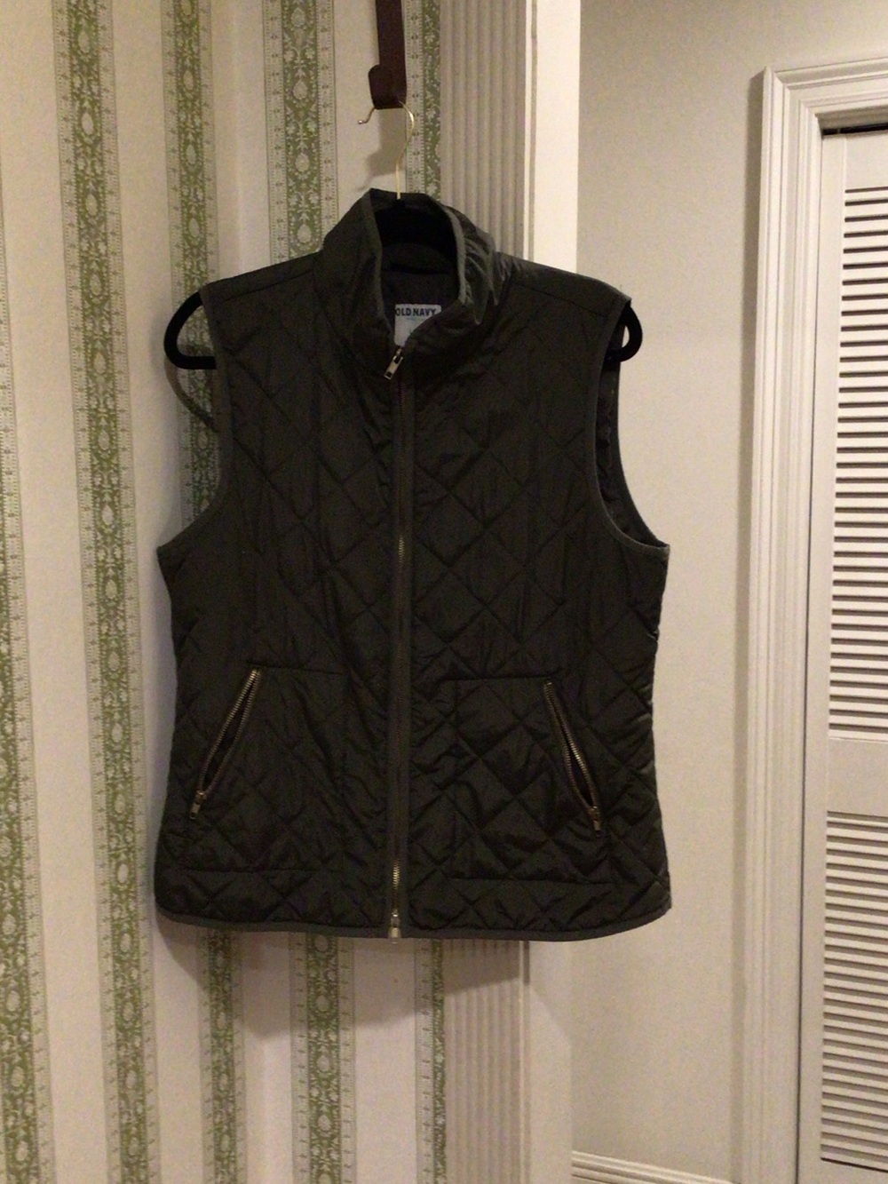 Old Navy Quilted Sleeveless Vest in Olive Green